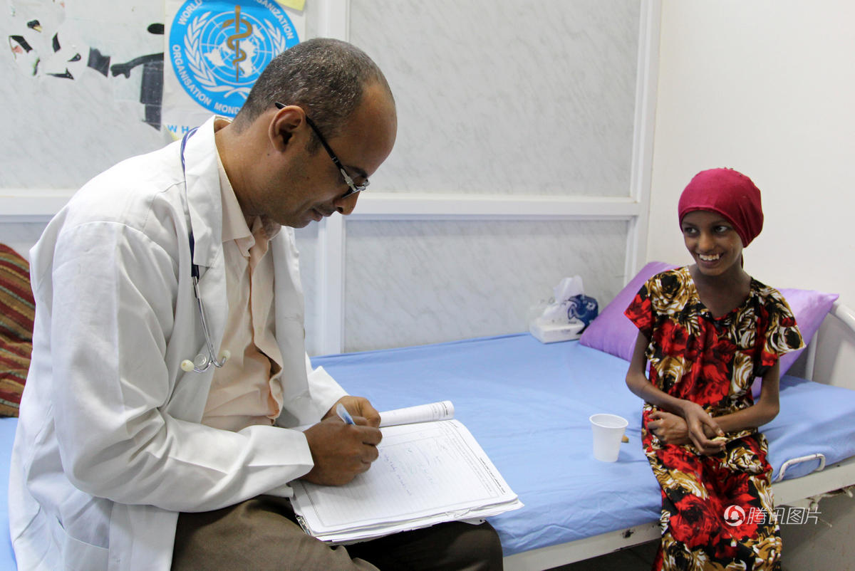 也门营养不良少女被救治后恢复容颜