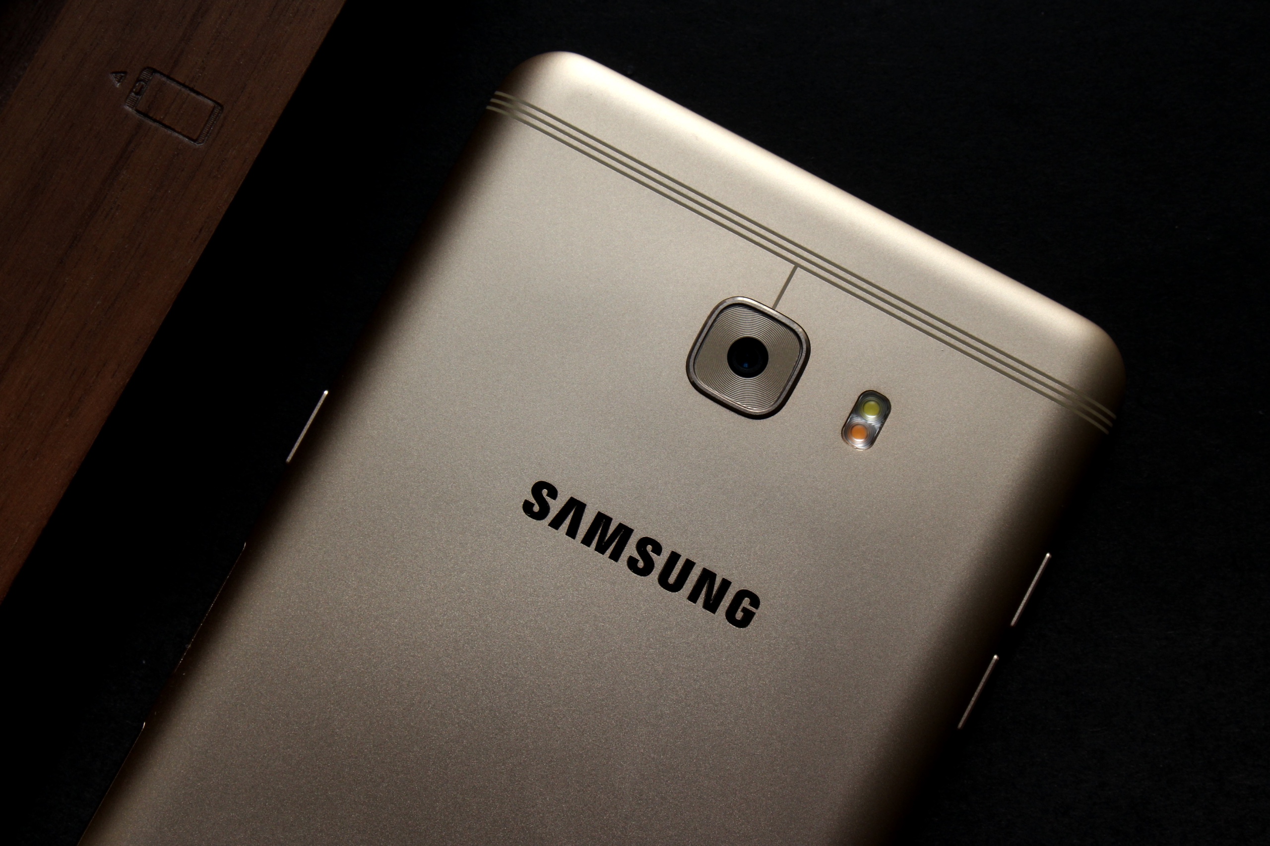 大屏主打自拍續(xù)航久 三星Galaxy C9 Pro體驗報告