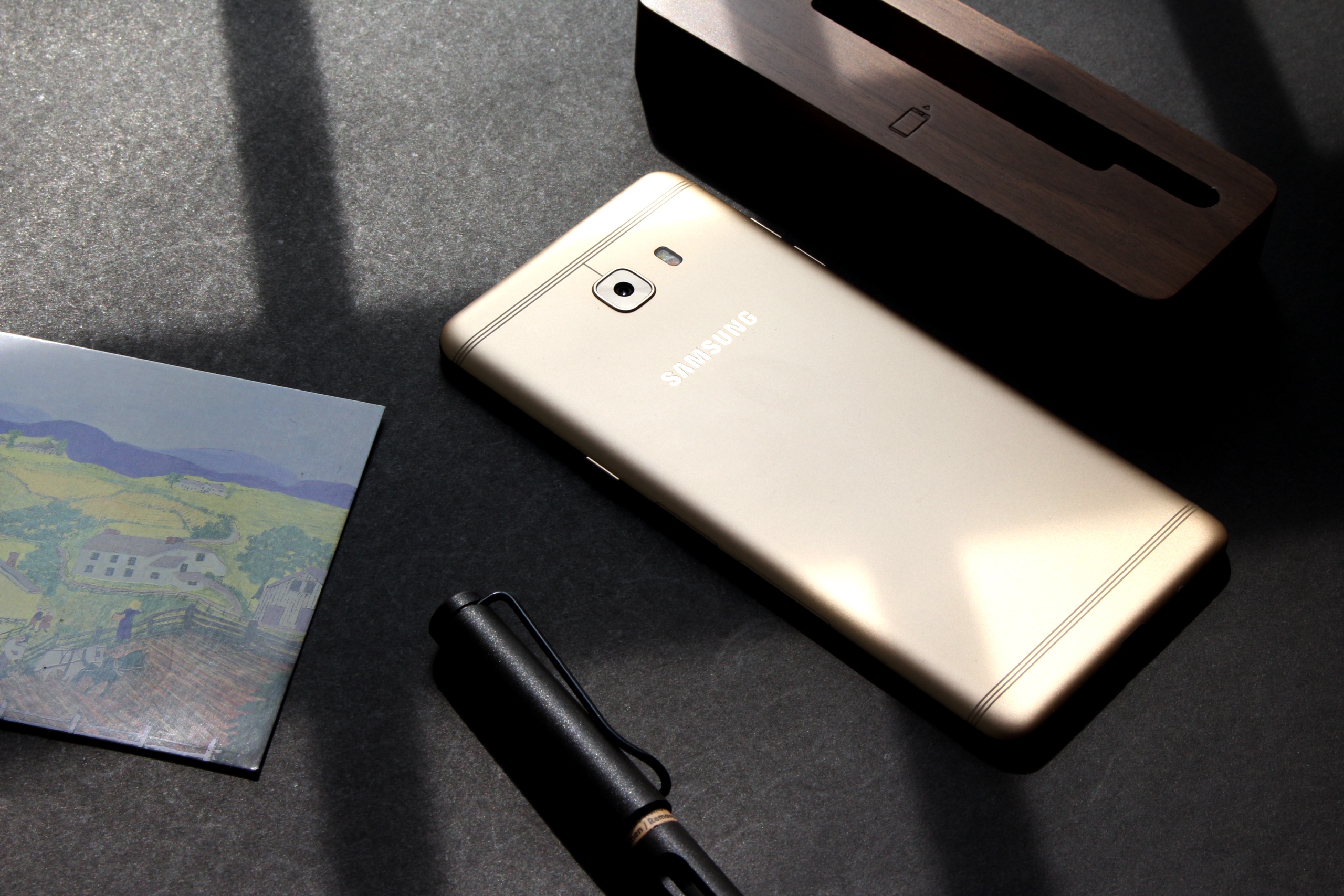 大屏主打自拍續(xù)航久 三星Galaxy C9 Pro體驗報告