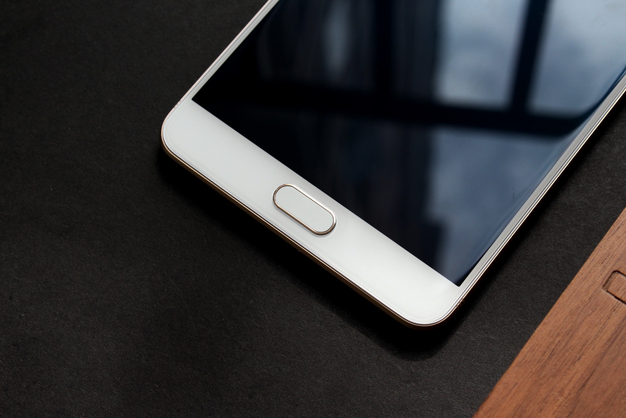 大屏主打自拍續(xù)航久 三星Galaxy C9 Pro體驗報告