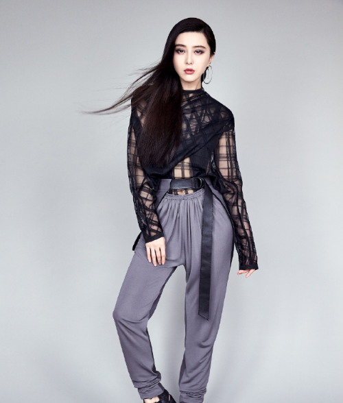 范冰冰大胆装透视装露美白大腿玩性感，时尚柔美中彰显韧性！