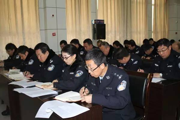 延川县人口网_...侧翻两人被困 延川消防官兵破拆救人(3)