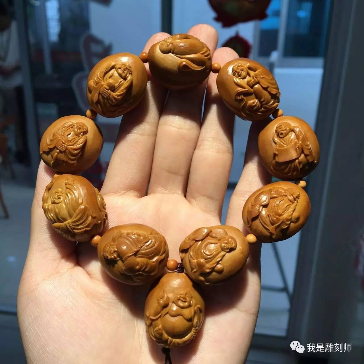 程世昌,1990年人士,自幼喜爱艺术,2009年毕业之后毅然决定投入核雕行业,拜入核雕名师冯伟门下,潜心研究和创作核雕作品,又经朱红为,顾永芳等多位大师指点加上自身不断探索逐渐形成自己的独特风格,深受众多核雕玩家的喜爱。代表作品《八方来财》《八大弥勒》《十八罗汉》等