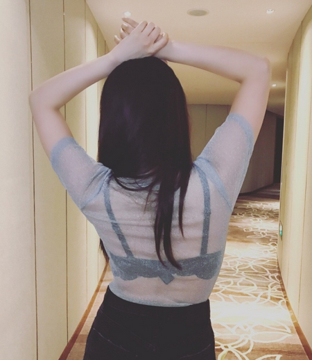 大嫂徐冬冬晒喷血照，黑色内衣清晰可见，节操碎了一地