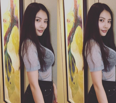 大嫂徐冬冬晒喷血照，黑色内衣清晰可见，节操碎了一地