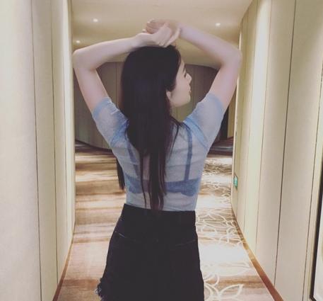 大嫂徐冬冬晒喷血照，黑色内衣清晰可见，节操碎了一地