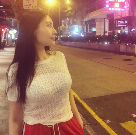 大嫂徐冬冬晒喷血照，黑色内衣清晰可见，节操碎了一地