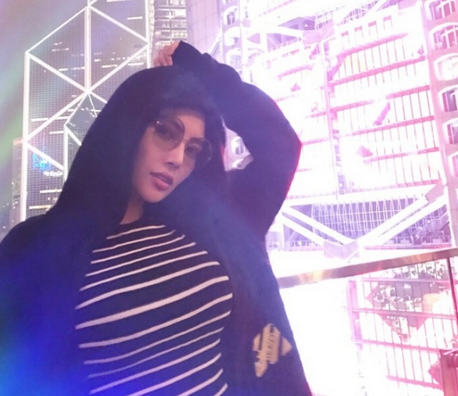 大嫂徐冬冬晒喷血照，黑色内衣清晰可见，节操碎了一地