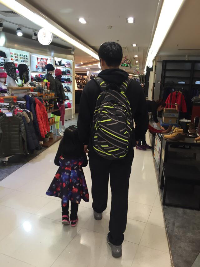 好悲伤,和妹妹相差18岁,走在一起像母女.