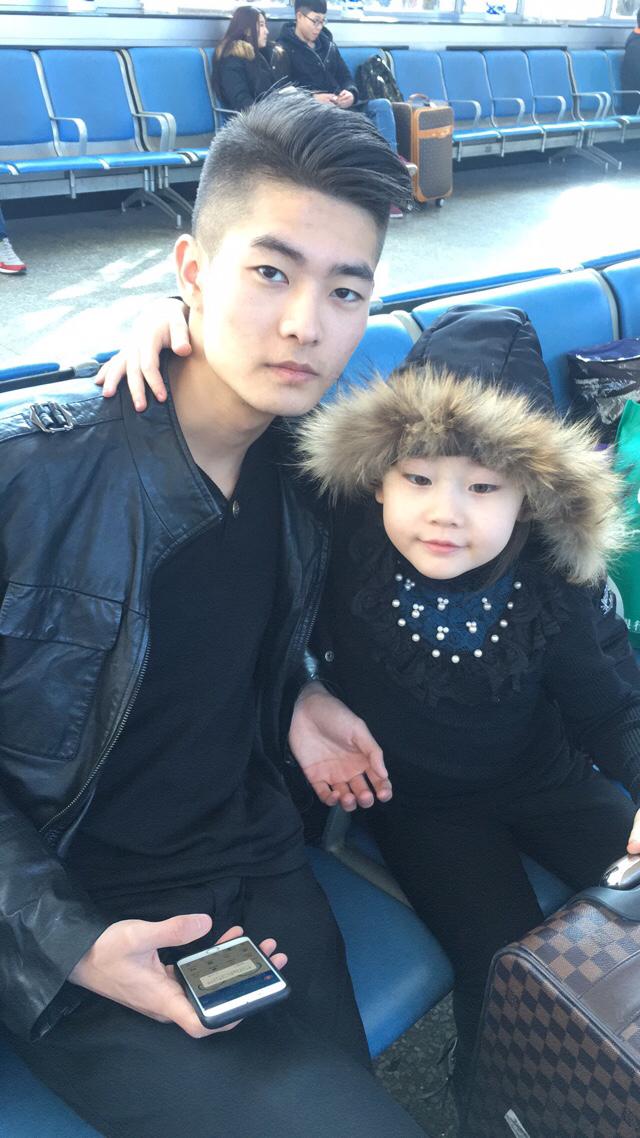 好悲伤,和妹妹相差18岁,走在一起像母女.