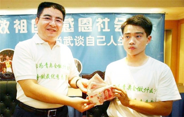 操冠军卖艺乞讨 陪陈光标唱歌、做慈善月薪1万