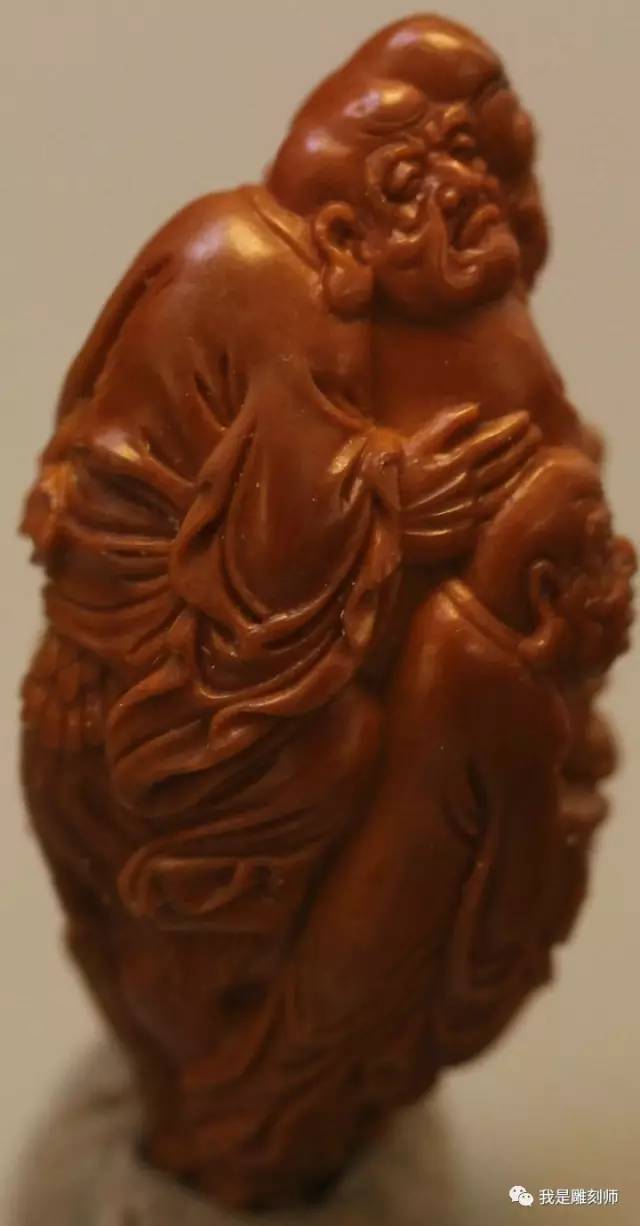 我是橄榄核雕刻师小火炉刘向前