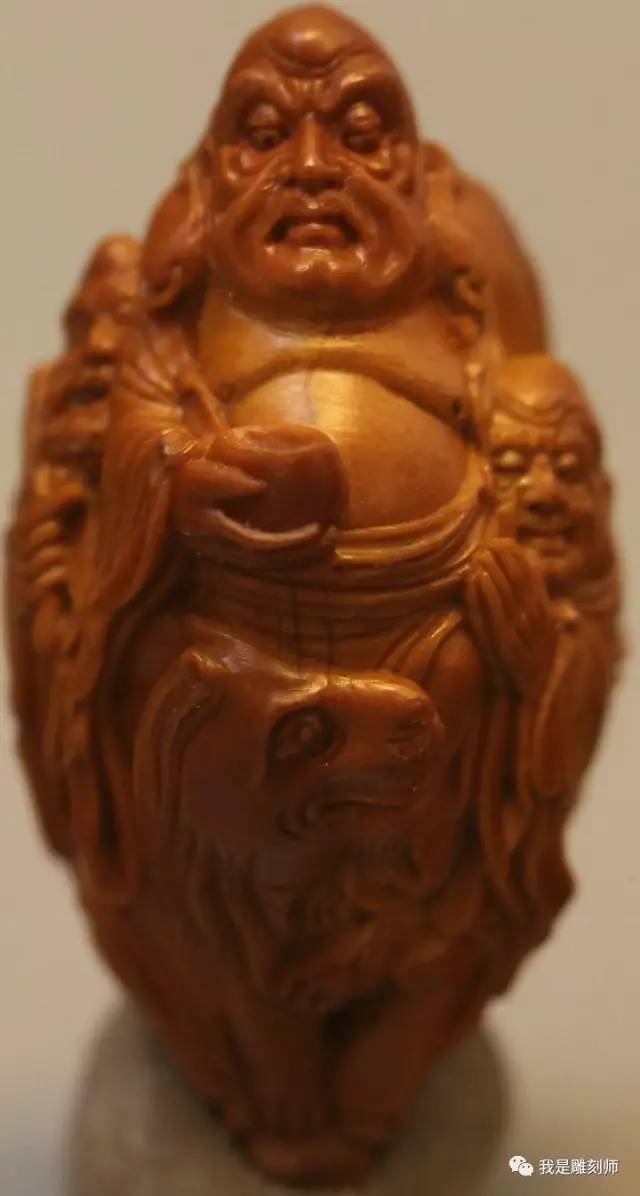 我是橄榄核雕刻师小火炉刘向前