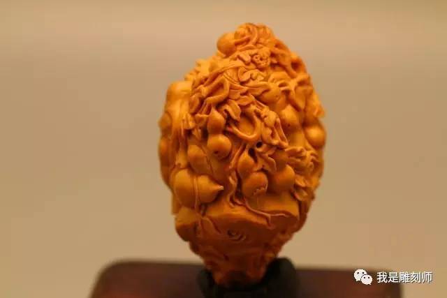 我是橄榄核雕刻师小火炉刘向前
