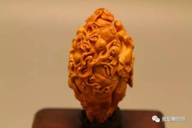 我是橄榄核雕刻师小火炉刘向前