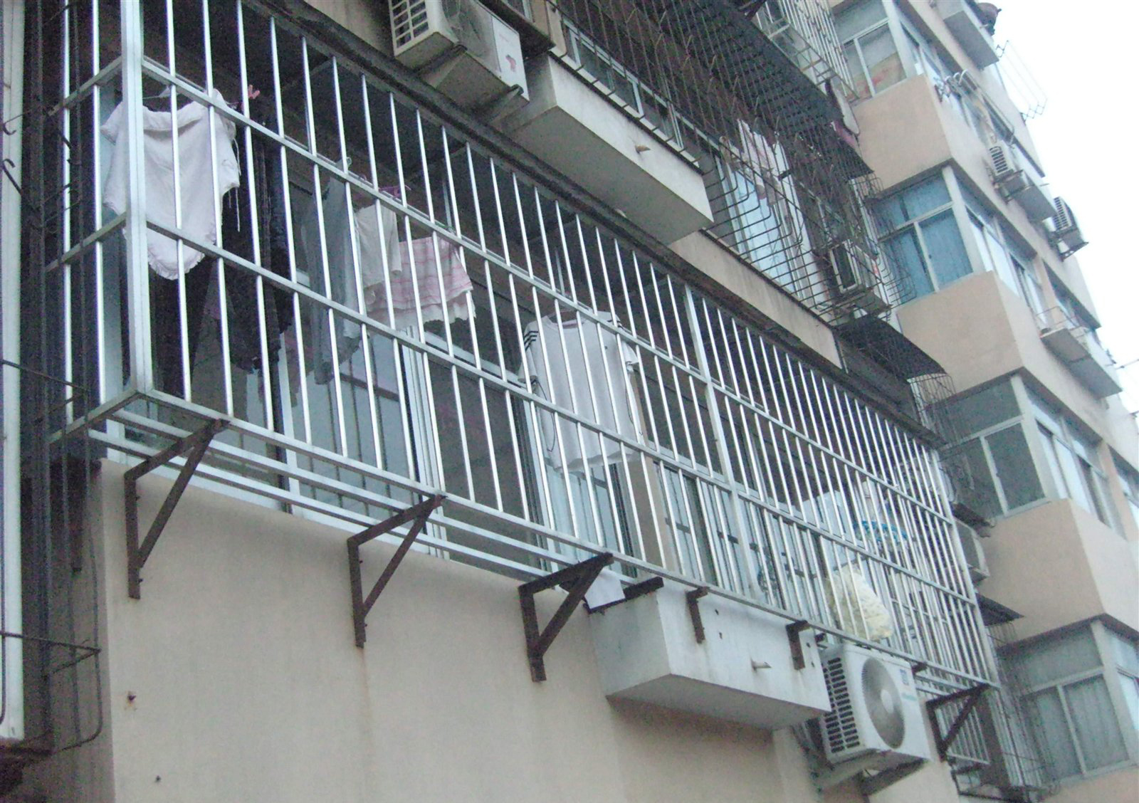 装了防盗网后怎么装空调?老师傅有特别的方法