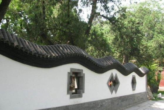 围墙的大小和高矮要大体差不多,不能一边高,一边低,或者一大一小.