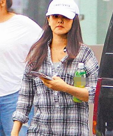 48岁伊能静敷面膜出门，造型邋遢，素颜太丑，她辱骂记者动物