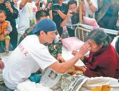 汶川地震九周年，想起刘德华当年那惊天一跪