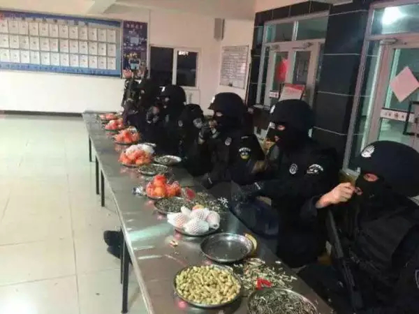 新疆警察的普通照片 却感动了无数网友(8)