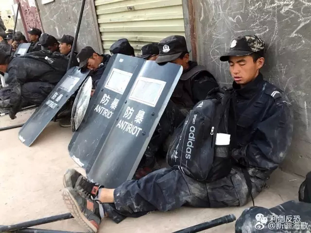 新疆警察的普通照片 却感动了无数网友