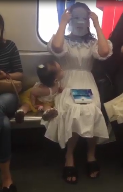 广州地铁惊现“面膜妈妈” 掉臂孩子哭闹惹争议【热门往事】风气中国网