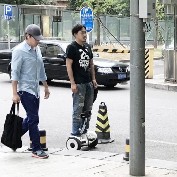 力破父子不和传闻！张丰毅父子北京街头共度周末(图4)