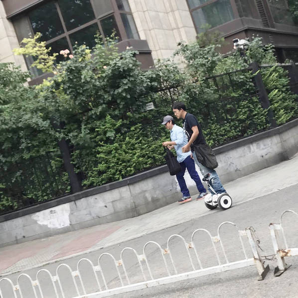 力破父子不和传闻！张丰毅父子北京街头共度周末(图2)