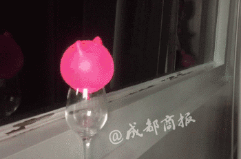 从动图中,可以很明显的看到,牙签接触到气球后,气球迅速爆炸,牙签往回