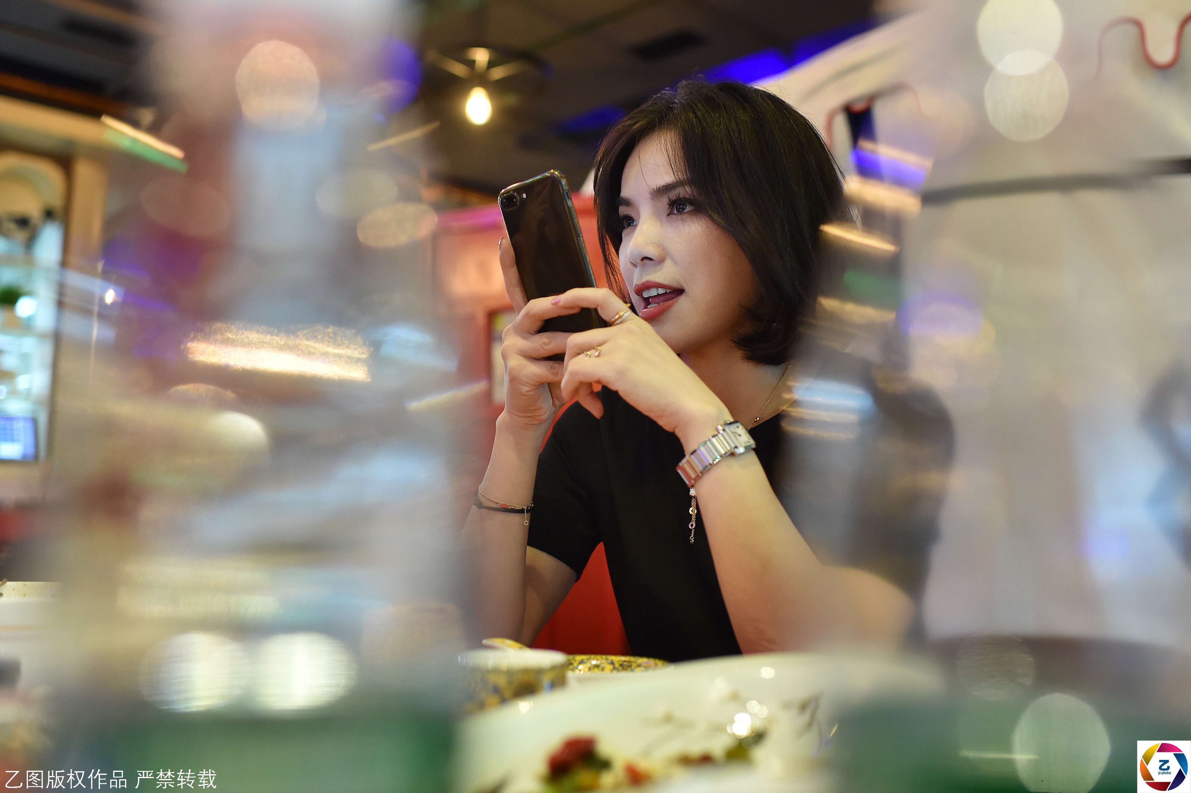 女孩直播卖服装,一年卖10万件入百万