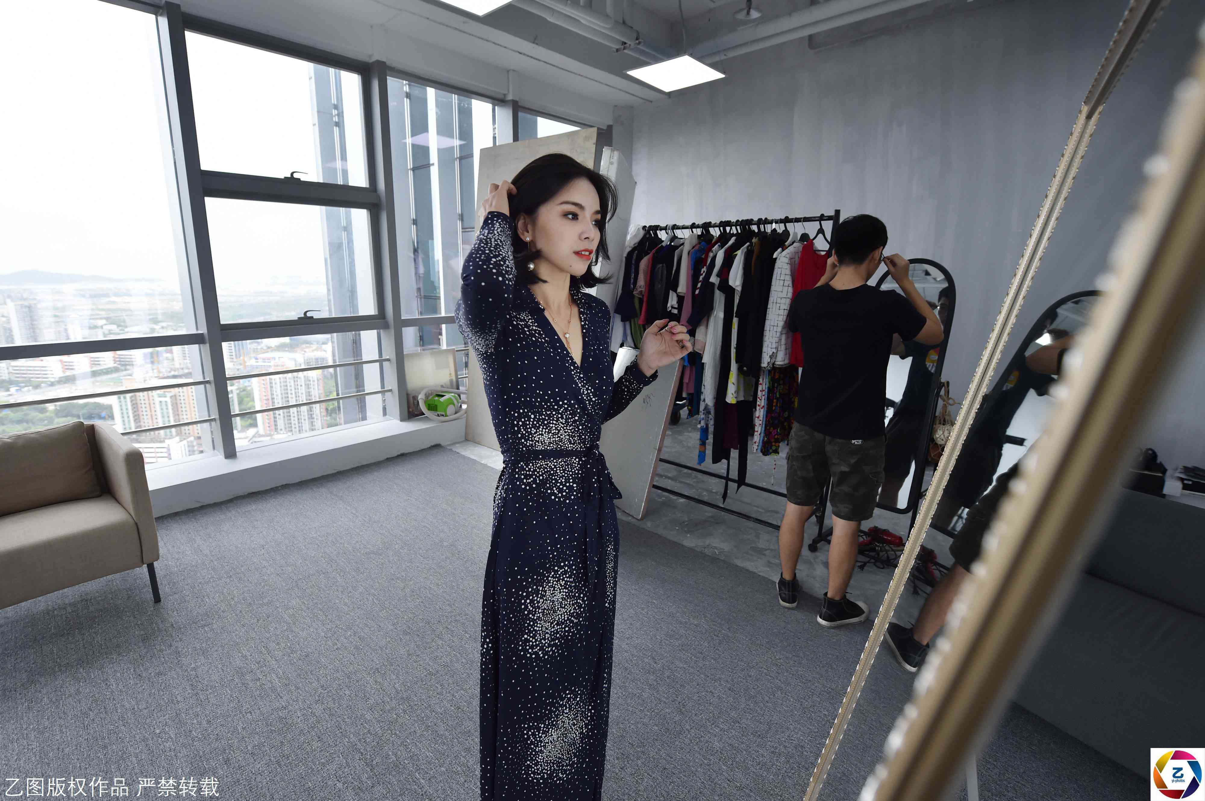 女孩直播卖服装,一年卖10万件入百万