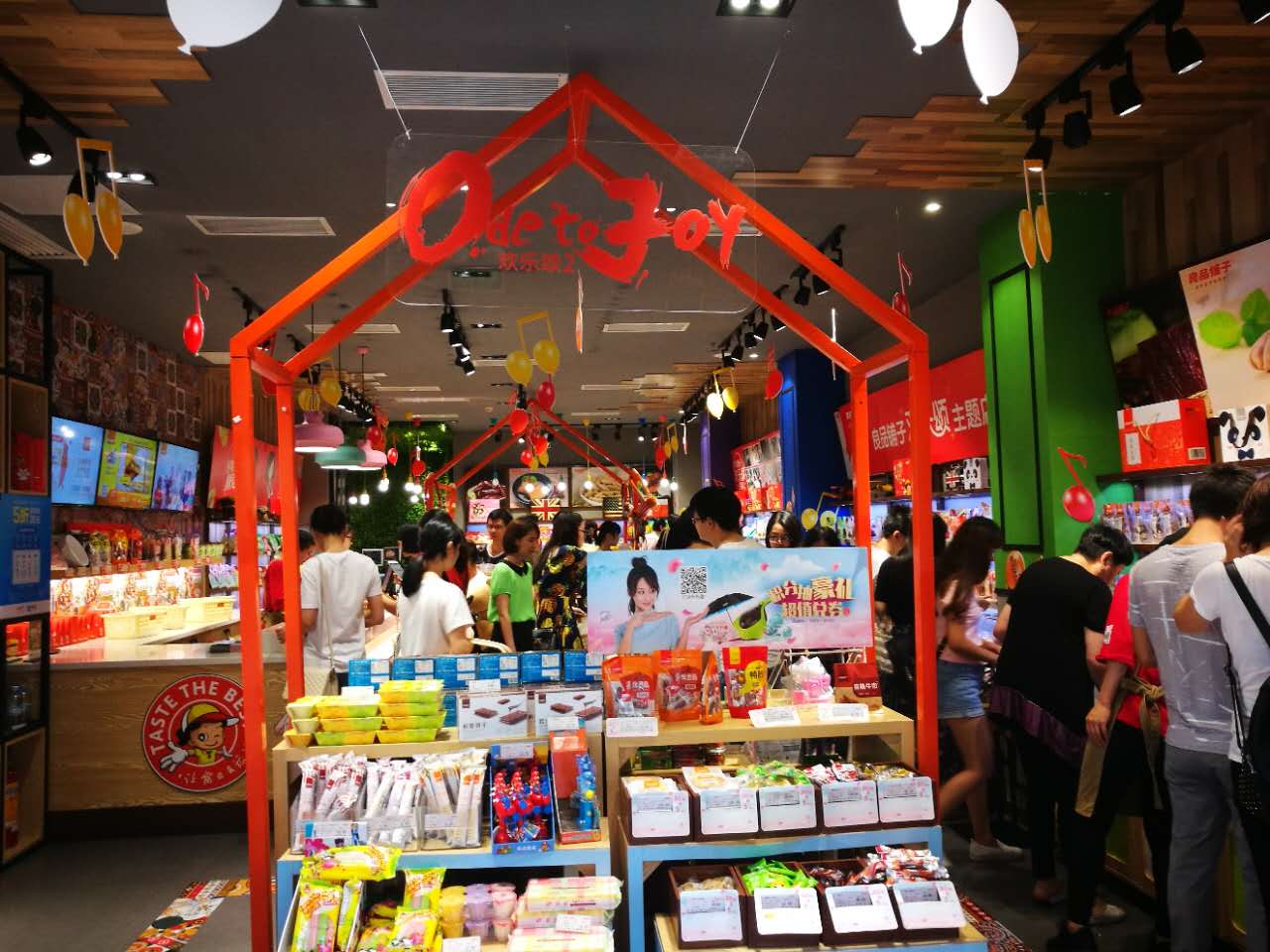 良品铺子在店铺装修上,除了考虑到购物的舒适度之外,大胆使用鲜艳的