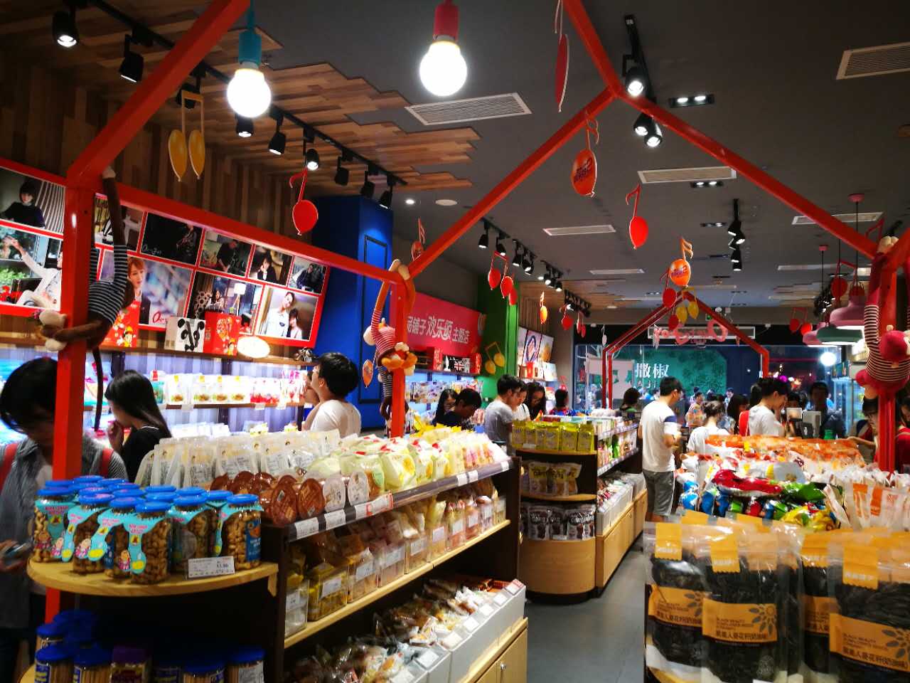 良品铺子在店铺装修上,除了考虑到购物的舒适度之外,大胆使用鲜艳的