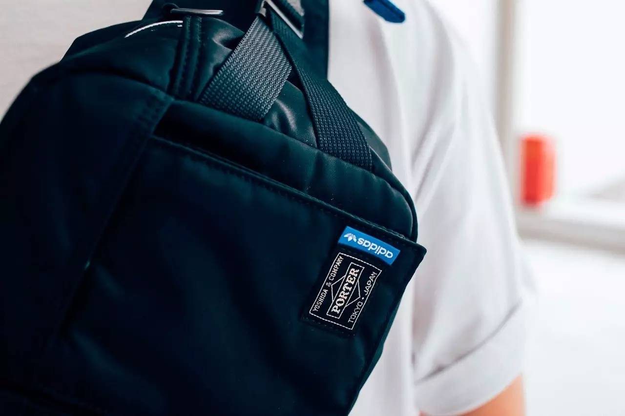 喜欢玩联名的箱包品牌Porter又与adidas诞生爱