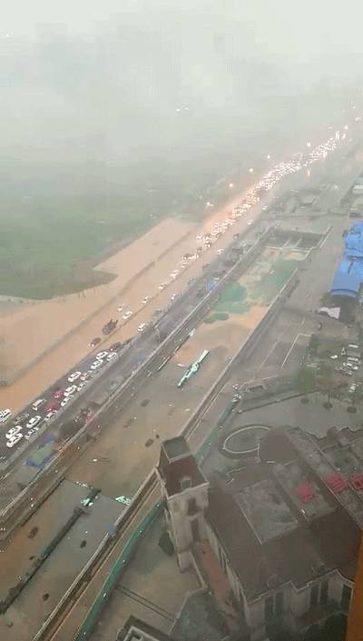 ▲剑南大道中海段-就算大雨让这座城市颠倒,公司照样算你迟到 成都高清图片