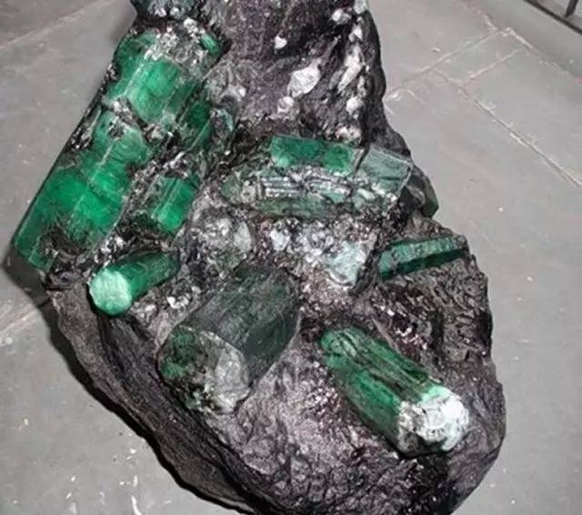 世界上最大的珠宝 英王权杖上是最大钻石(图)