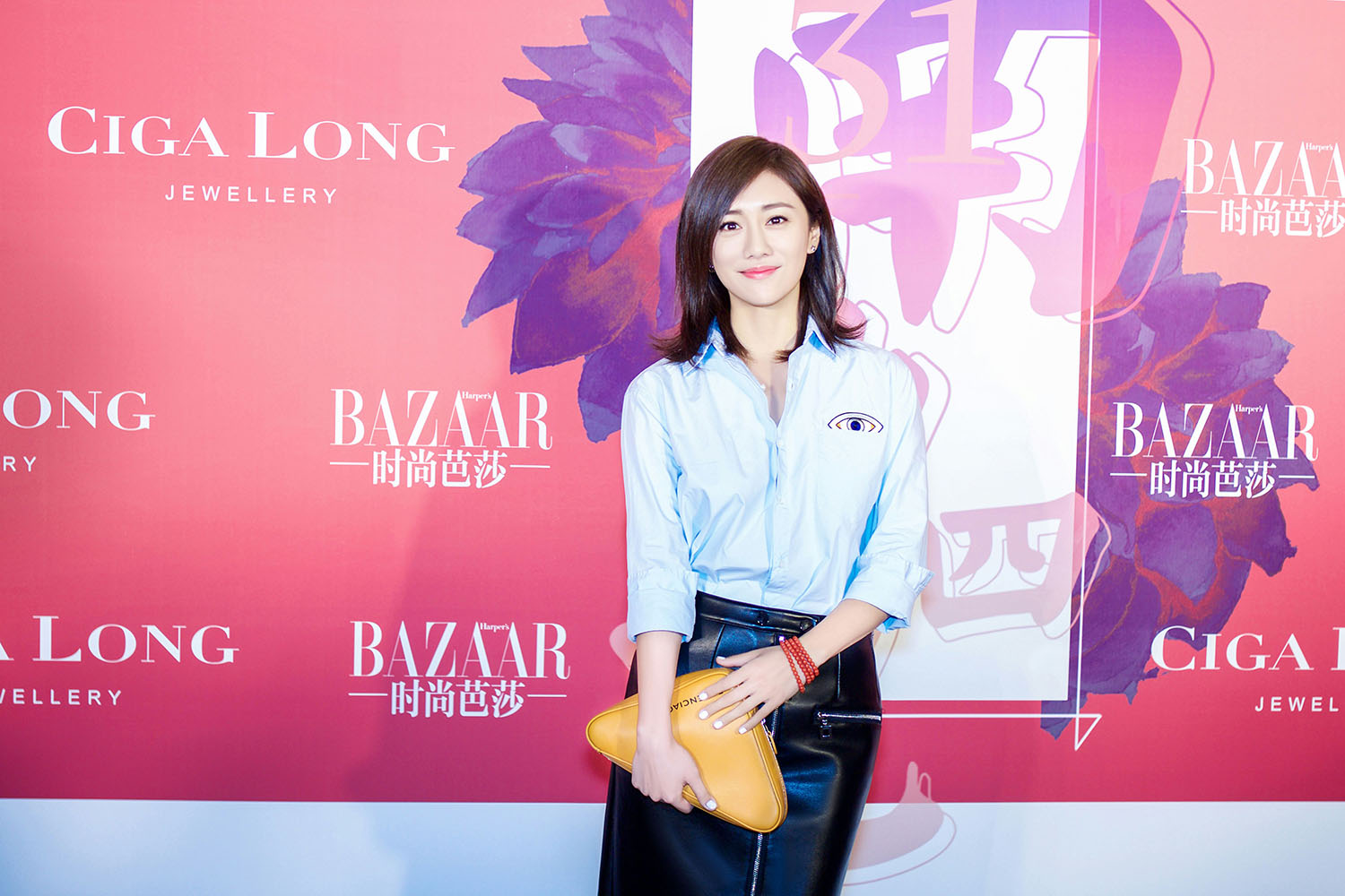 劉蕓亮相Ciga Long南曲四記高級定制發(fā)布會晚宴  簡單清爽又時髦