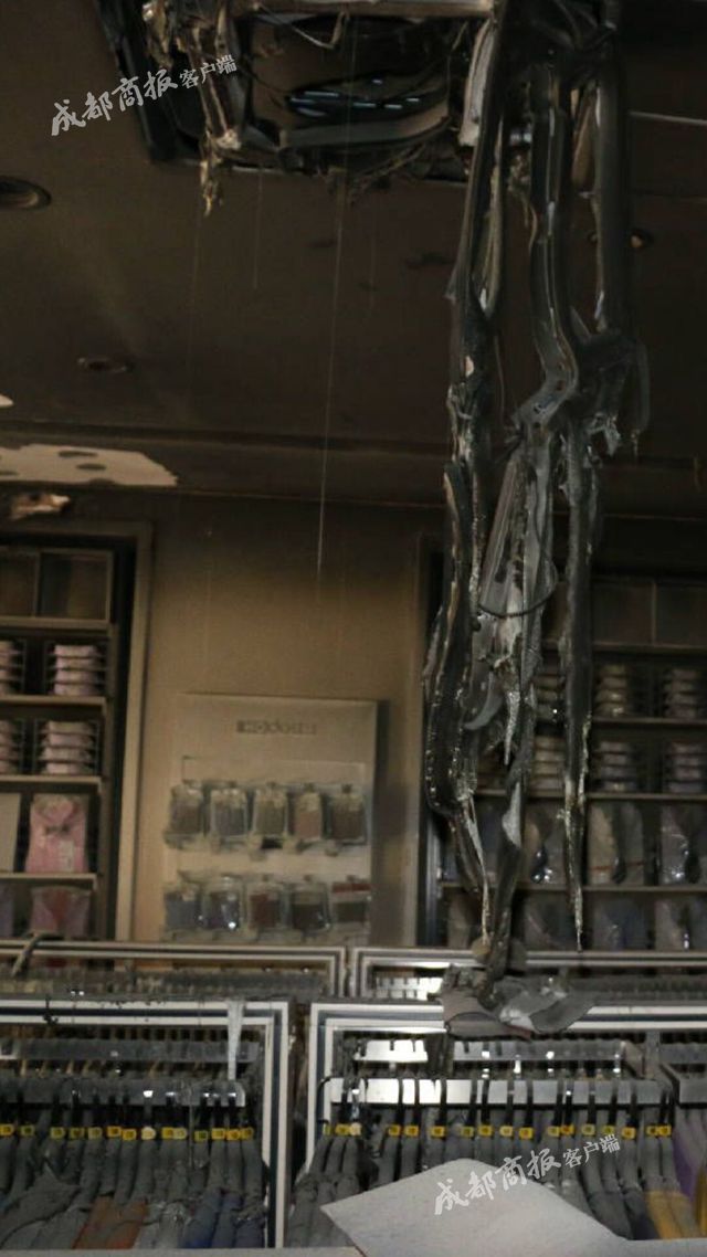 疑因新买格力空调线路起火 巴中一服装店被烧