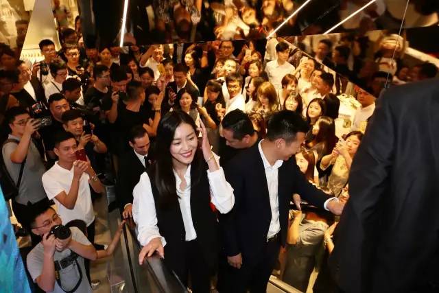 刘雯助阵美邦ME&CITY