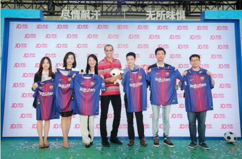 传奇球星里瓦尔多惊现京东总部 玩转运动黑科