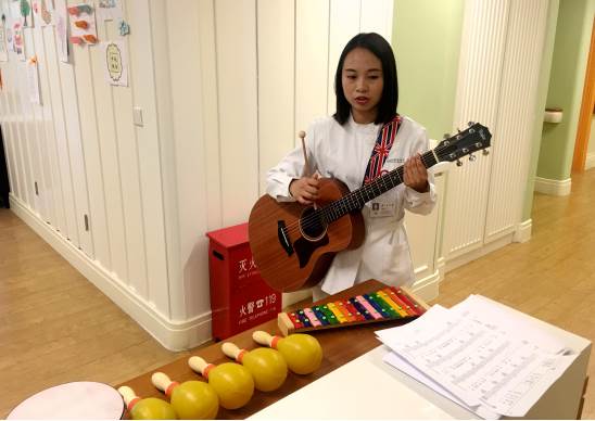 快乐疗法--泰康用音乐治疗老年痴呆!