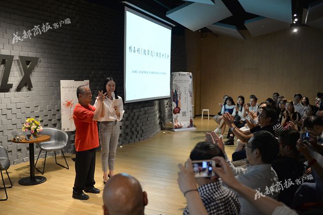 写诗不难写字难 脑瘫诗人用手机写出《彼岸花