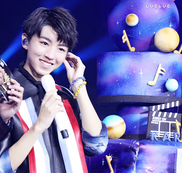 王俊凯成年礼生日Party戴撞色手链玩转时尚新