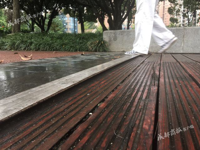 埋伏 摔出一米远_新闻资讯_新闻首页_成都全