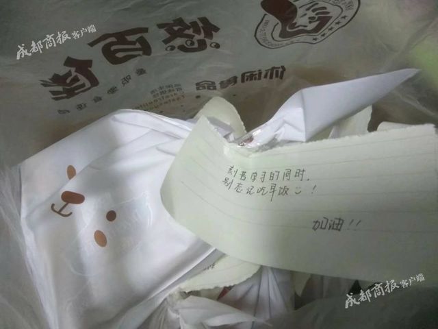 学长学姐备战考研太辛苦 陌生学弟送来暖心早