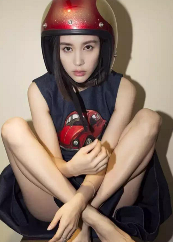 王子文瑜伽高难度倒立,尽显曼妙身材