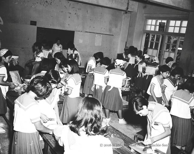 五十年前冲绳学生上些什么课?教室挂怎样的标