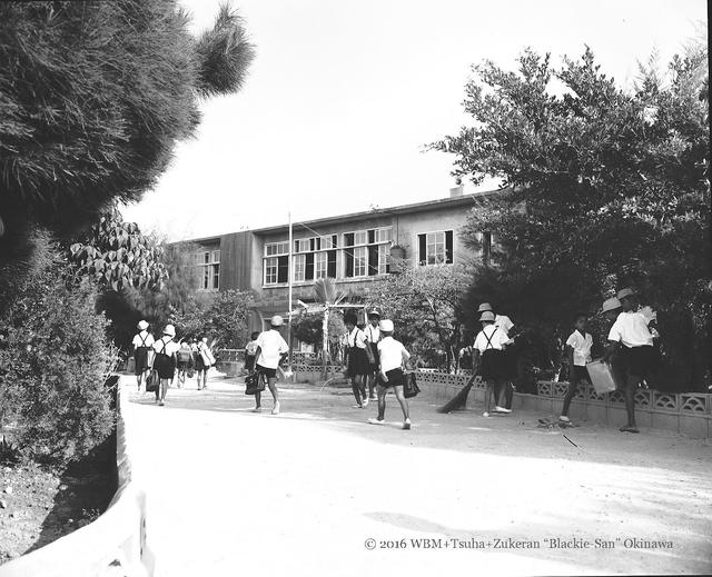 五十年前冲绳学生上些什么课?教室挂怎样的标