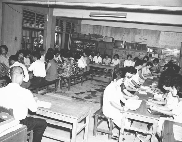 五十年前冲绳学生上些什么课?教室挂怎样的标