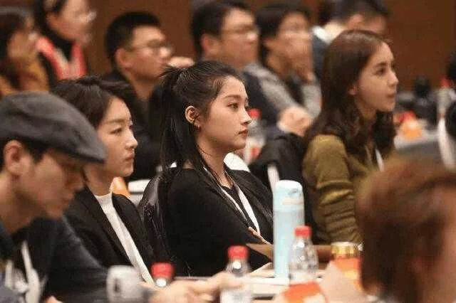 鹿晗到底爱不爱女友关晓彤 细节网友看出端倪(图5)